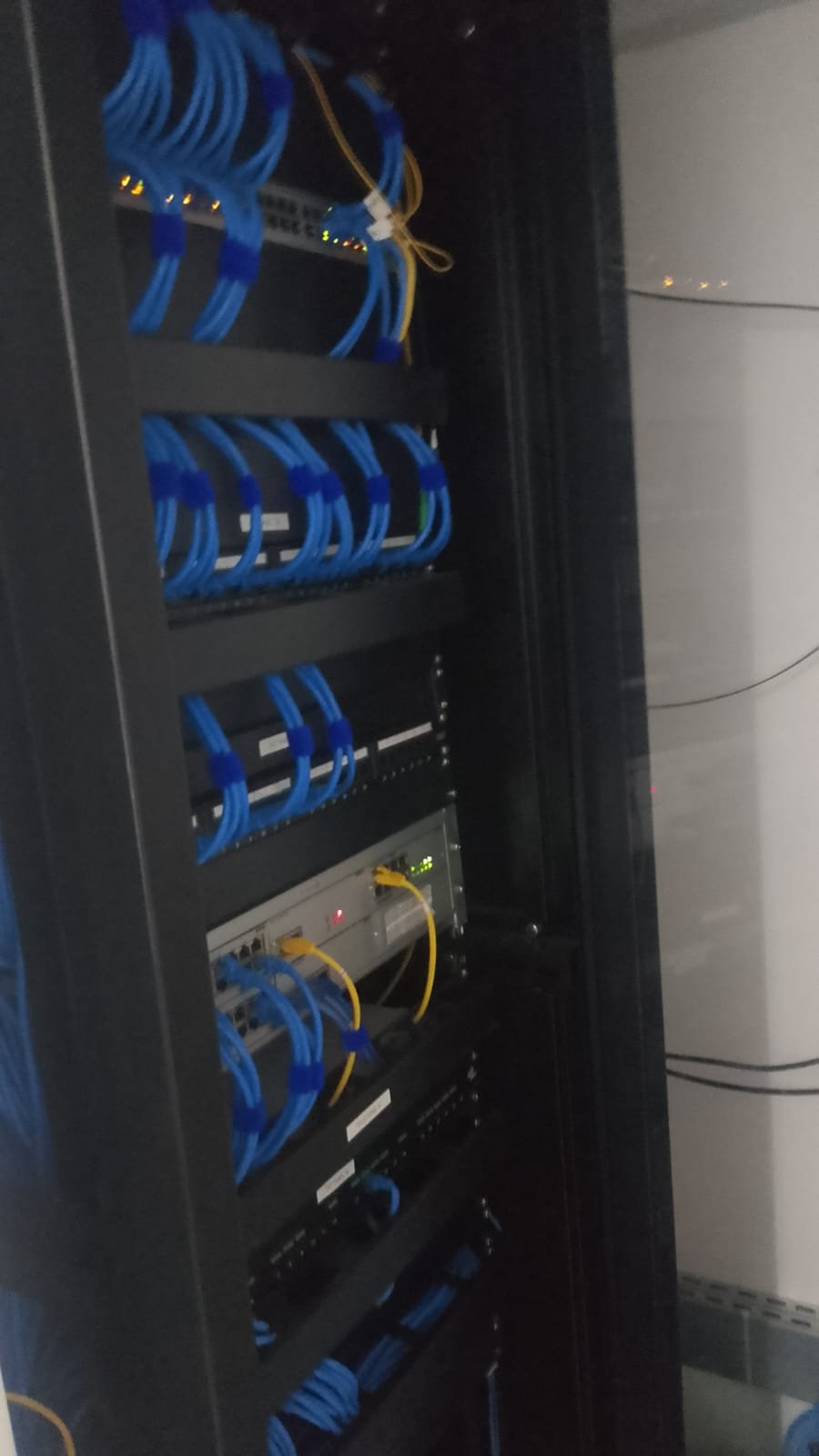 Equipamentos e cabos em rack de rede