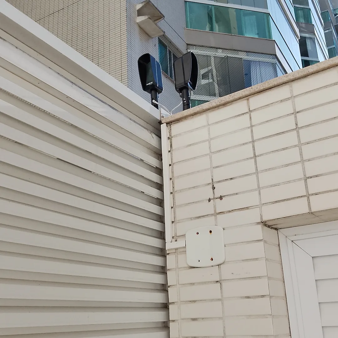 Sensores de barreira instalados no perímetro